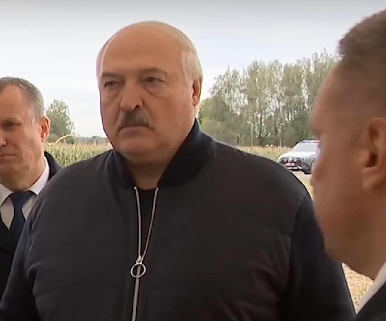 Экпесең — башыңды жулуп алам! Лукашенко айыл чарба кызматкерине катуу айтты