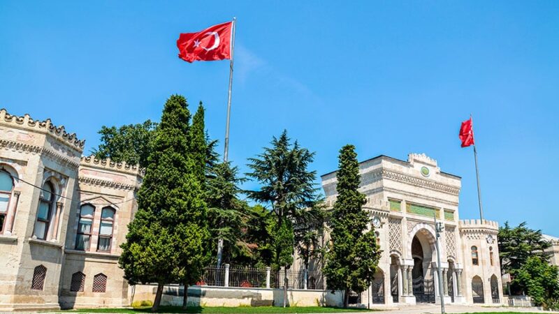 Түркияда ЖОЖдордогу окуу мөөнөтү 3 жылга кыскартылат