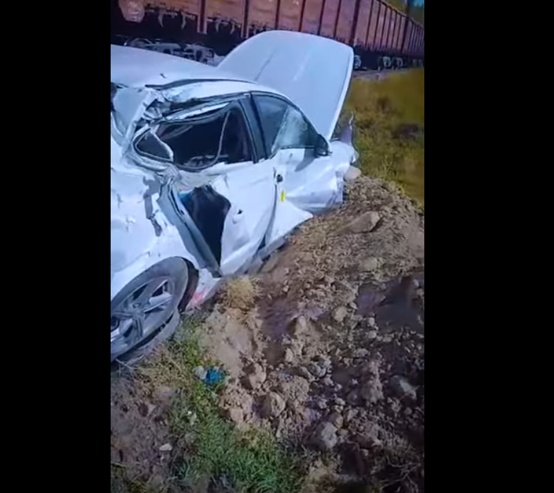 Чүйдө поезд менен жеңил автоунаа сүзүшүп, 3 адам ооруканада