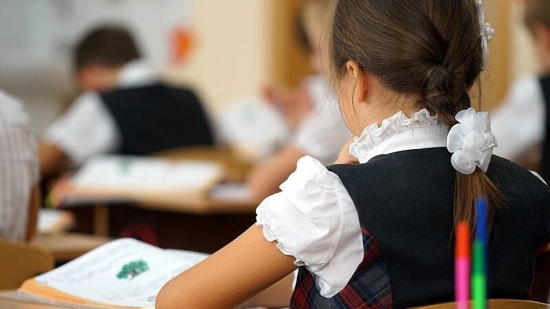 Бүгүн мектептер оффлайн окуп жатышат, чектөөлөр жок