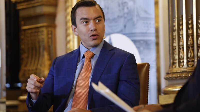 Эквадордун президентин өлтүрүү максатында тамагына уу кошуп беришкен