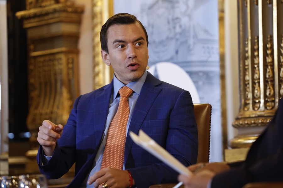 Эквадордун президентин өлтүрүү максатында тамагына уу кошуп беришкен