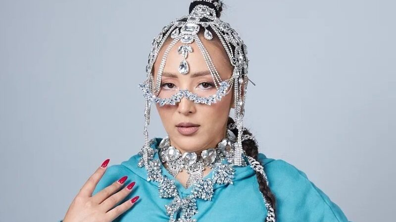 Ырчы Тамга Казакстанда «Күйдүм чокту» өзгөчө аткарды