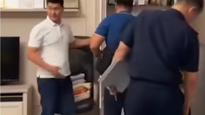 ИИМ: Экс-депутат Шайлообек Атазовдун үйүн тинтүү учурундагы видео актуалдуу эмес