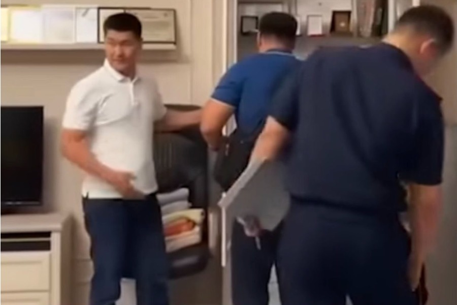 ИИМ: Экс-депутат Шайлообек Атазовдун үйүн тинтүү учурундагы видео актуалдуу эмес
