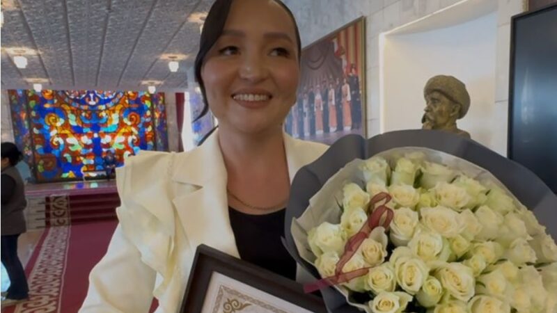 “Жылдын мыкты мугалими” Элзат: Күткөн эмесмин, кубанычымда чек жок…