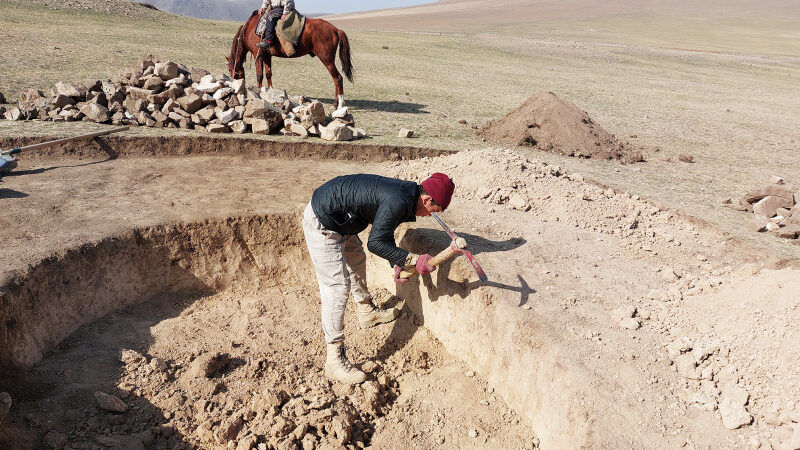 Кеминде аялдын сөлөкөтү түшүрүлгөн таш айкел табылды