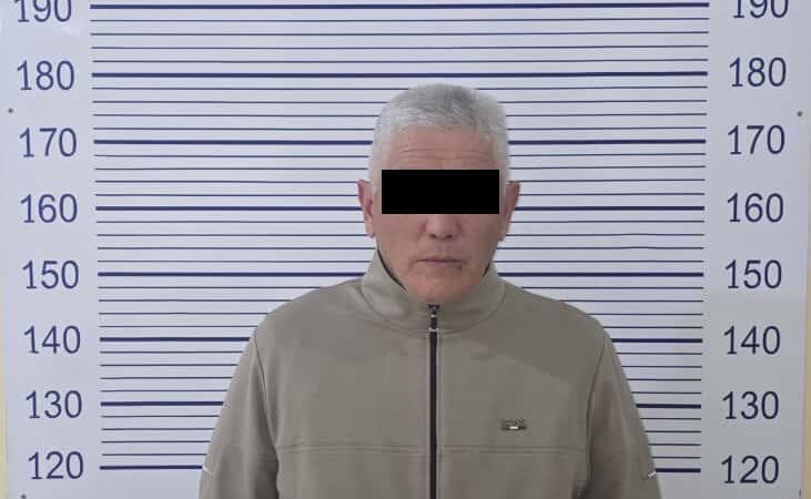 УКМК Ошто алдамчылыкка шектелген жактоочуну акча алып жаткан жеринен кармады