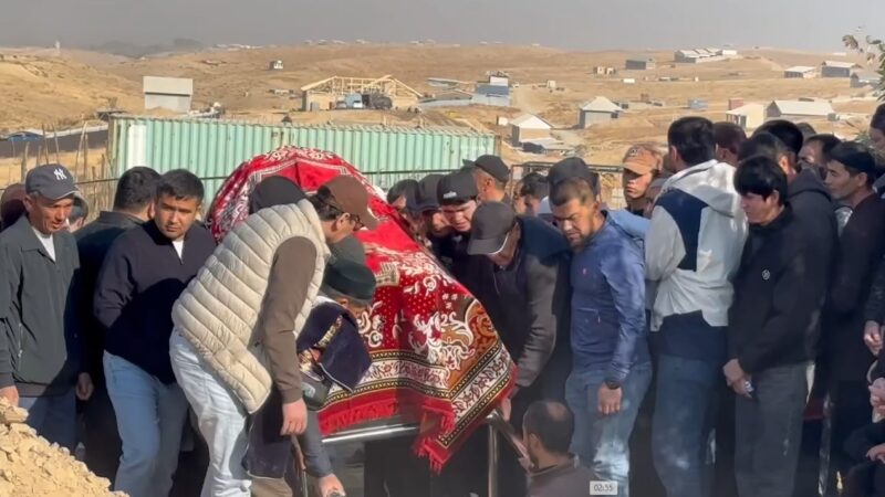 Өрт жалмаган эне менен балдардын сөөгү жерге берилди