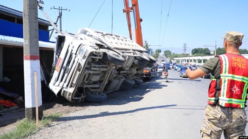 Оор жүк ташуучу автоунааларга көзөмөл күчөтүлдү