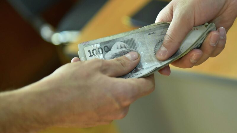 Аскер комиссариаттарынын 3 кызматкери пара алууга шектелүүдө