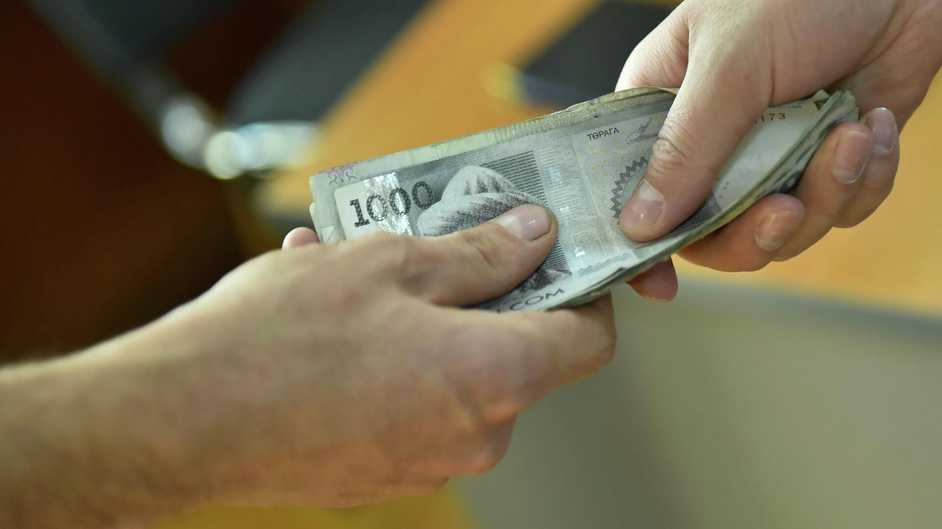 Аскер комиссариаттарынын 3 кызматкери пара алууга шектелүүдө