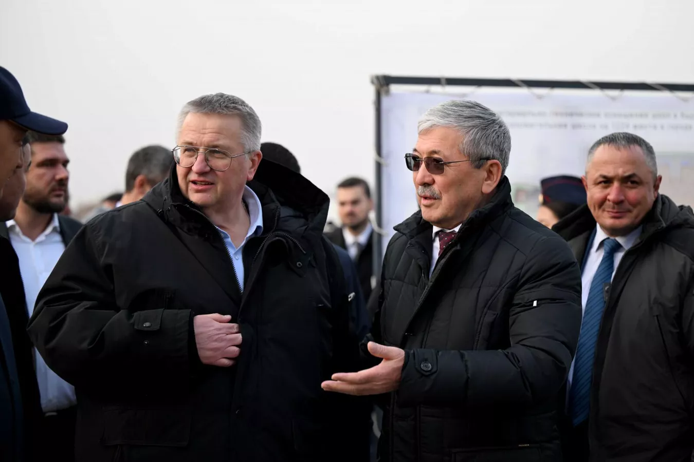 Касымалиев менен Оверчук Россия өкмөтү куруп жаткан мектепке барышты