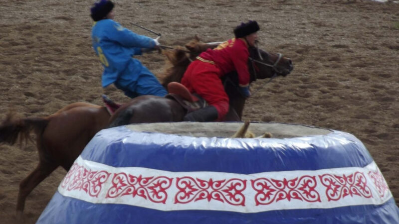 Тай казан жасатып берген. Чүйдө талапкер мыйзамсыз үгүт жүргүзүүгө айыпталууда