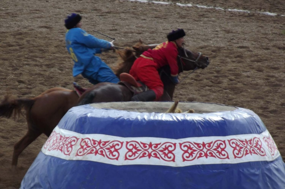 Тай казан жасатып берген. Чүйдө талапкер мыйзамсыз үгүт жүргүзүүгө айыпталууда