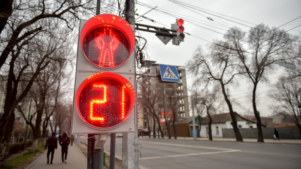 Бишкекте электр жарыгы өчүрүлө баштаганына байланыштуу жол чырактар узгүлтүккө учурап жатат