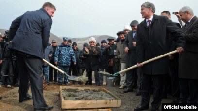 Орунбеков: Атамбаев эл аралык соттон утулуп, 37 млн доллар карызды 51 млнго ашырган