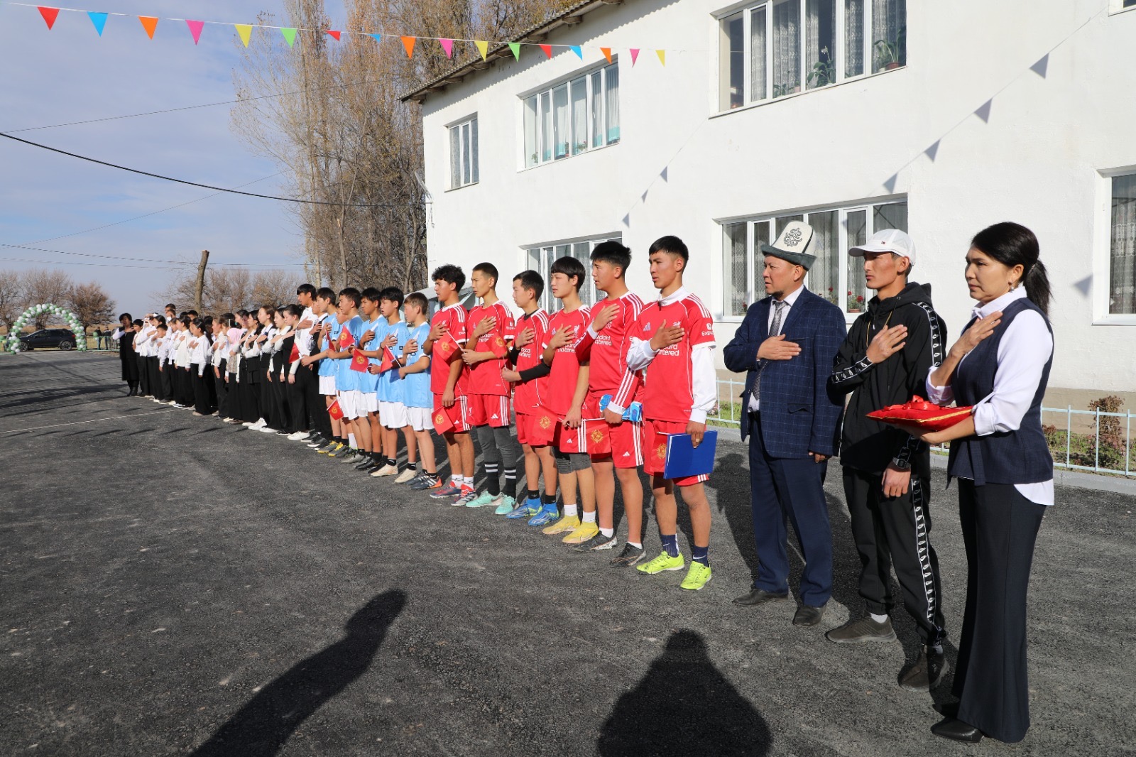 Жайыл районунда 2 айда бүткөн футбол аянтчасынын ачылышы болду