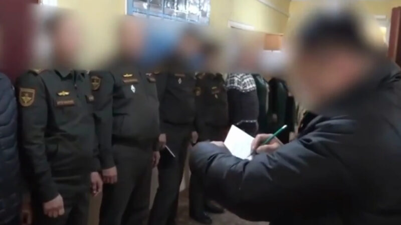 Кыргызстандагы аскер комиссариатынын үч кызматкери пара алып кармалды