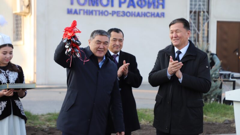 Камчыбек Ташиев Эне жана баланы коргоо борборуна 10 кызматтык унаа тапшырды