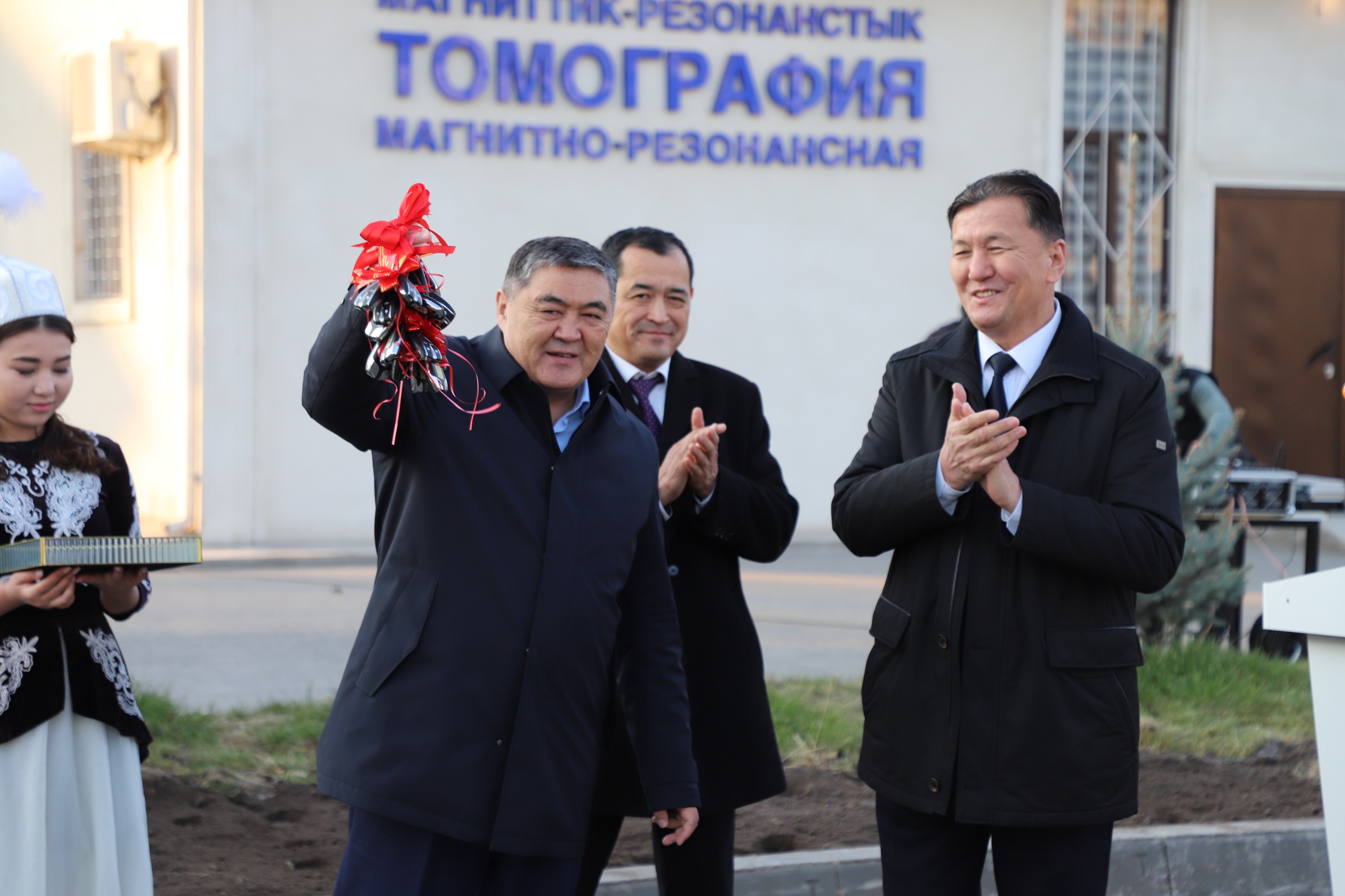 Камчыбек Ташиев Эне жана баланы коргоо борборуна 10 кызматтык унаа тапшырды