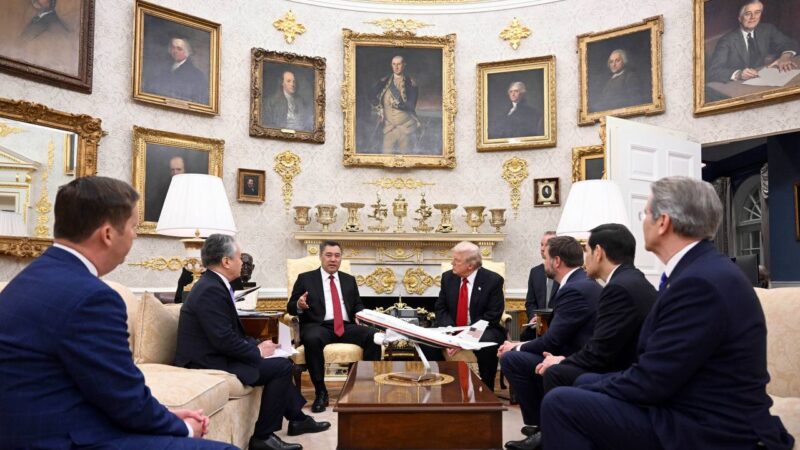 Садыр Жапаров Дональд Трамп менен сүйлөшүүлөрдү жүргүздү