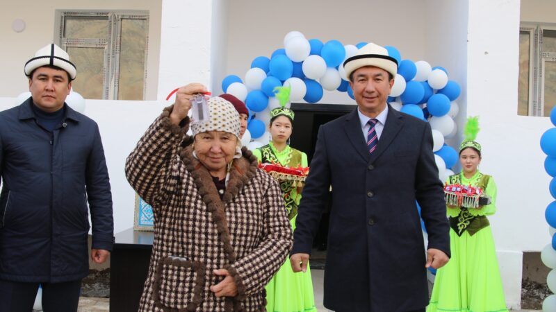 Кара-Көл шаарында 32 жаңы батирдин ачкычы тапшырылды 