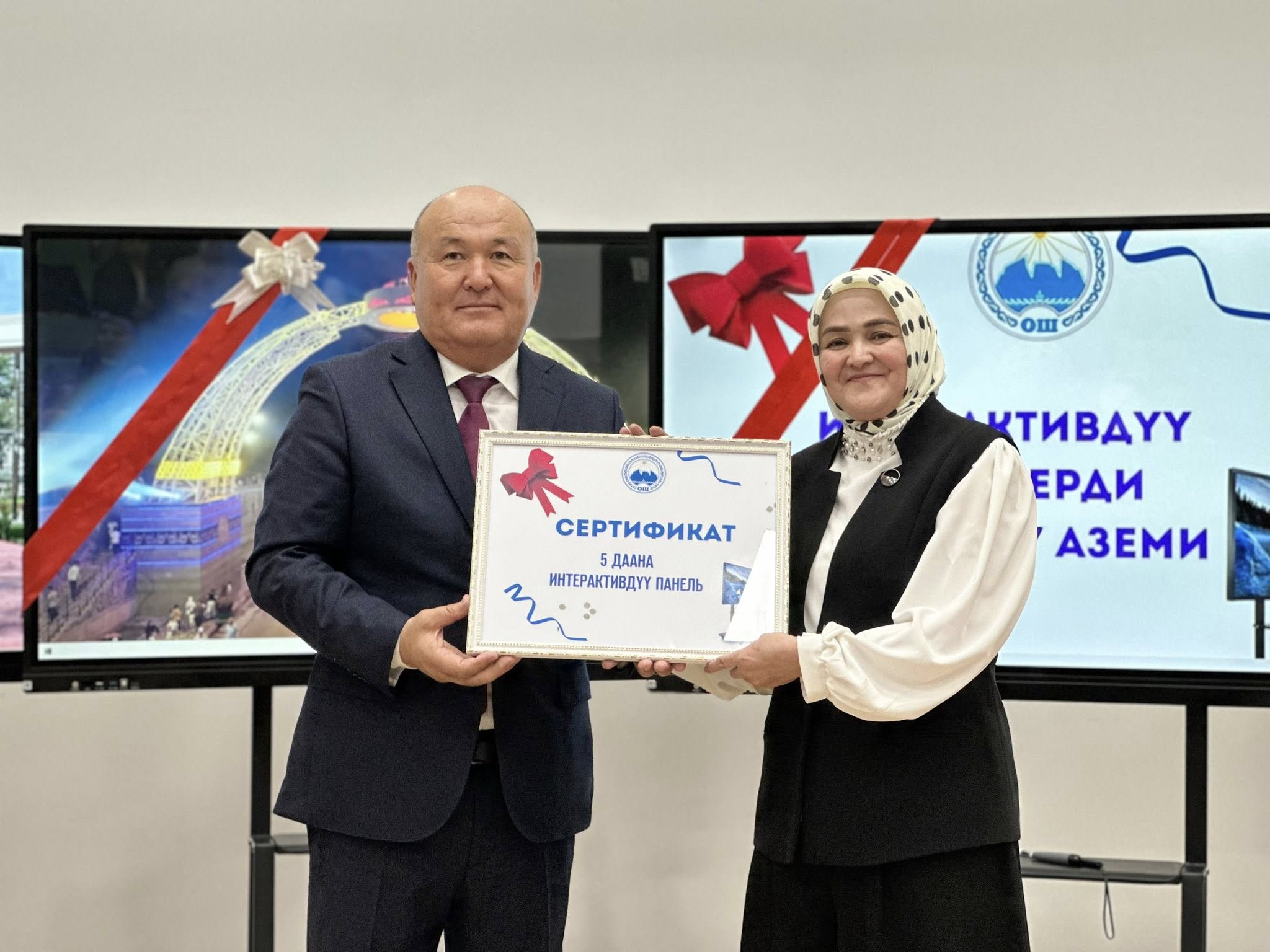 Президенттин атынан Оштогу мектептерге 62 даана интерактивдүү панелдер тапшырылды