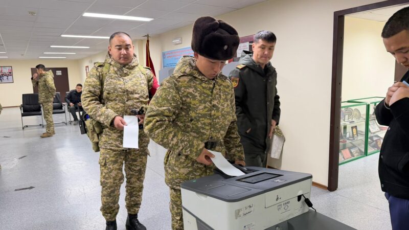 Парламенттик шайлоо: Аскер кызматкерлери добуш беришүүдө (ФОТО)