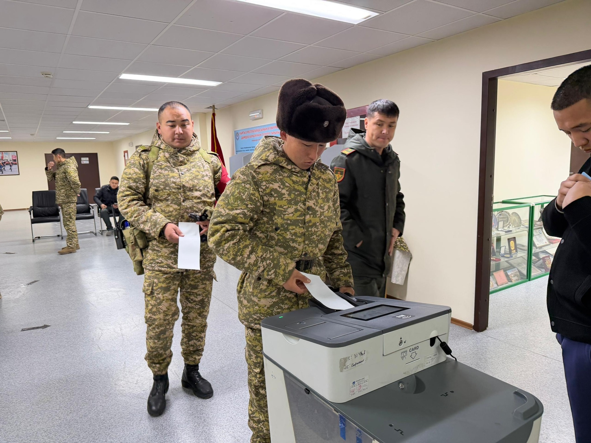 Парламенттик шайлоо: Аскер кызматкерлери добуш берүүдө (ФОТО)