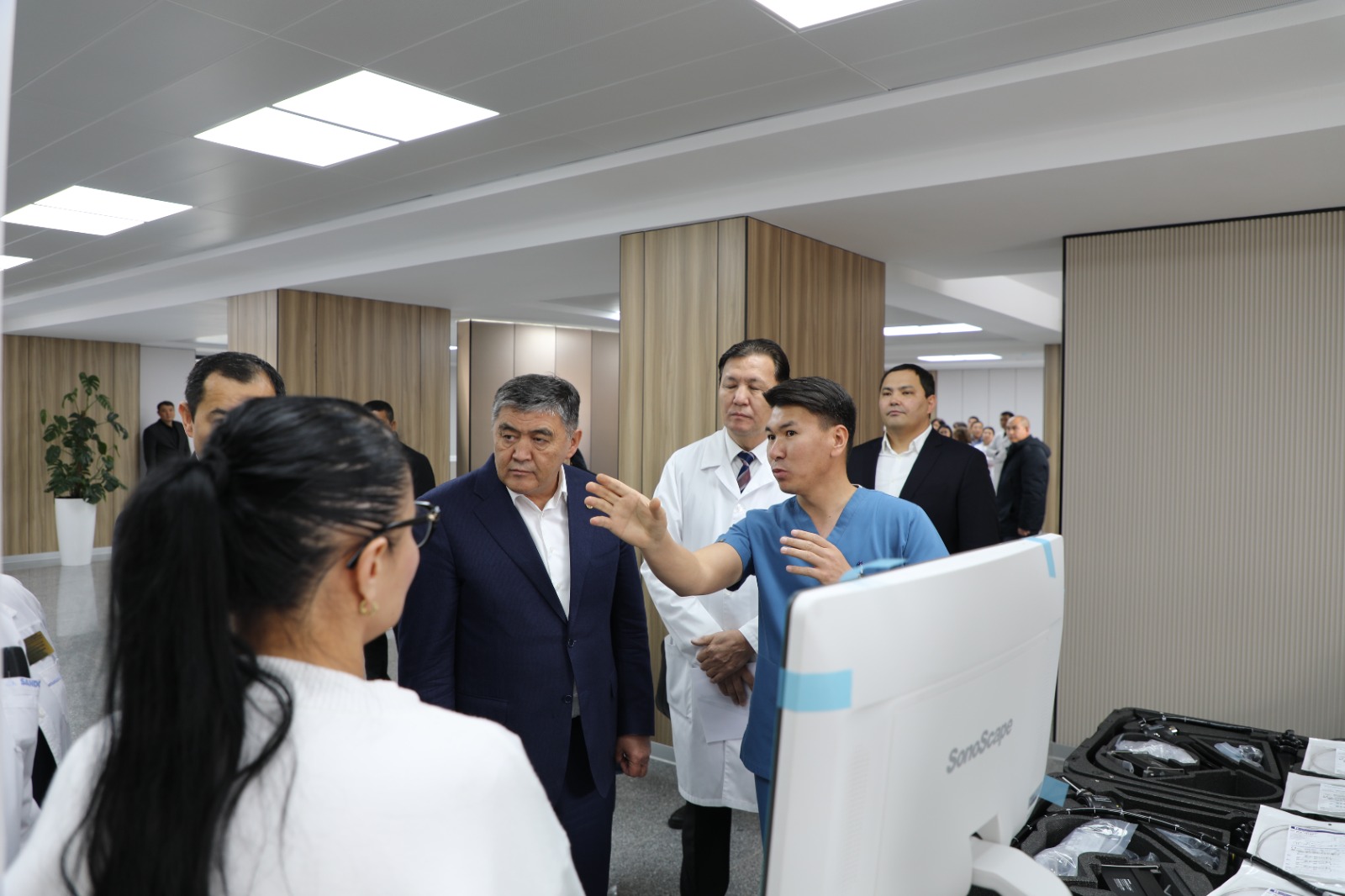 Ташиев Эне жана баланы коргоо улуттук борборуна медициналык жабдууларды белекке берди