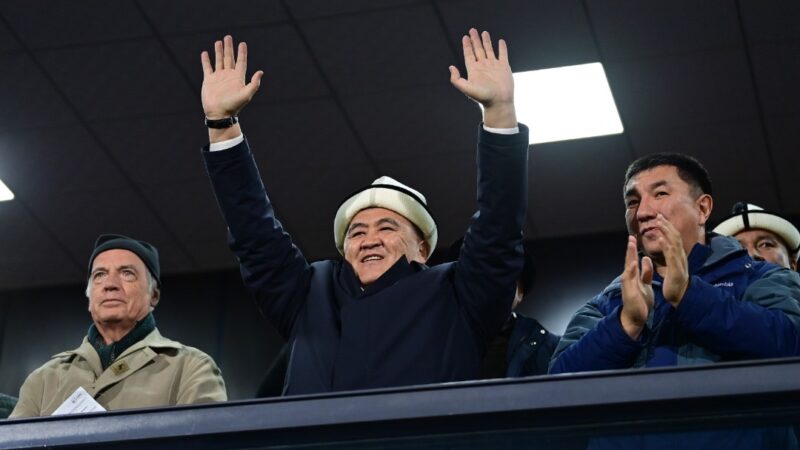 Кымчыбек Ташиев Манас шаарында Кыргызстан-Бахрейн беттешине күбө болду