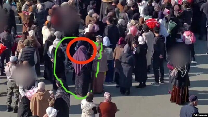 Ош аэропортунда паранжа кийип жүргөн үч аял айыпка жыгылды