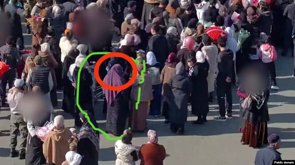 Ош аэропортунда паранжа кийип жүргөн үч аял айыпка жыгылды