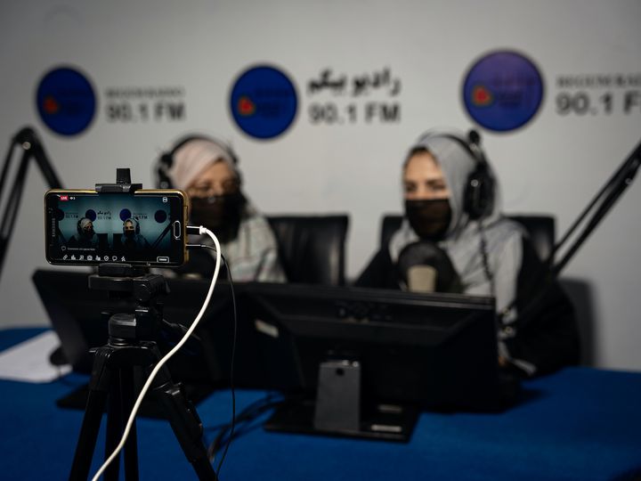 Афганистанда аялдардын үнүн коомго жеткирген алгачкы радиостанция ишке кирди