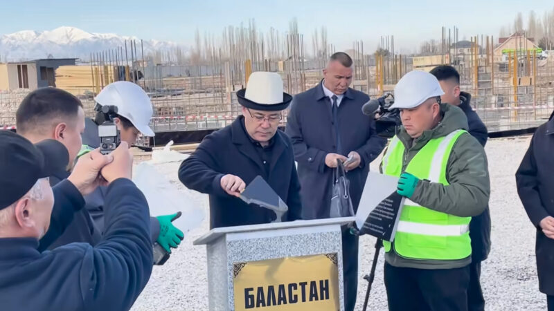 Садыр Жапаров Таластагы «Баластан» шаарчасынын курулушуна капсула салды