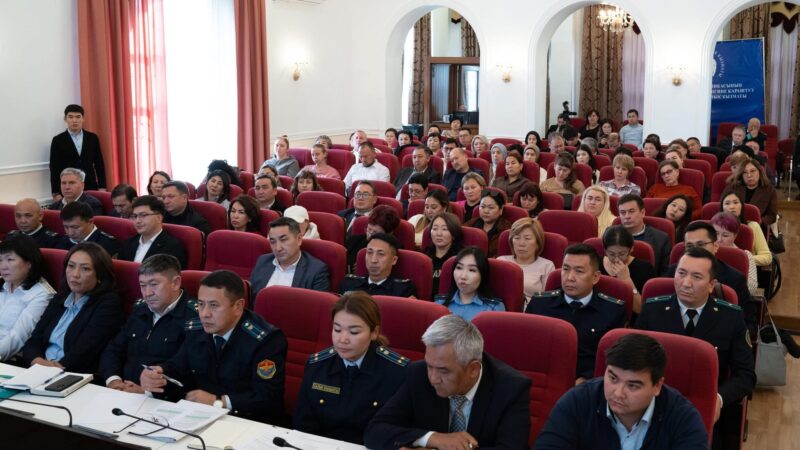 Салык кызматы ишкерлер менен жолугуп, өзгөртүү кирген мыйзамдарды талкуулашты