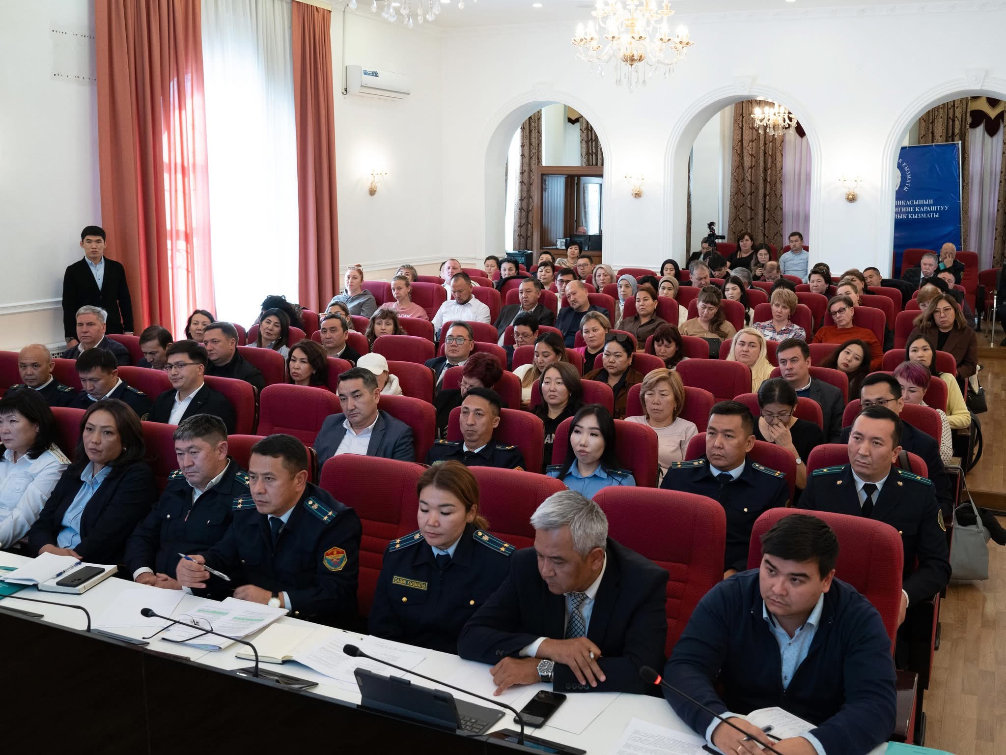 Салык кызматы ишкерлер менен жолугуп, өзгөртүү кирген мыйзамдарды талкуулашты