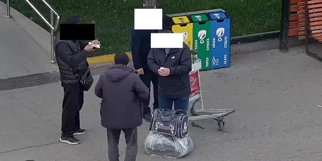 Ош аэропортунан мыйзамсыз акча алмаштырып жаткандар кармалды