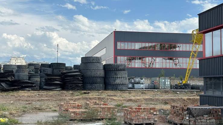 Токмоктогу Дөңгөлөктөрдү кайра иштетүүчү заводу калдыктарды кайра иштетүүгө лицензия алды