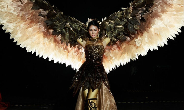 Мэри Кувакова “Аалам сулуусу — 2025” сынагында улуттук кийими менен элди таң калтырды