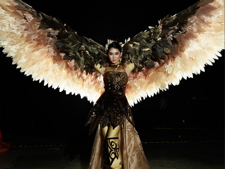 Мэри Кувакова “Аалам сулуусу — 2025” сынагында улуттук кийими менен элди таң калтырды