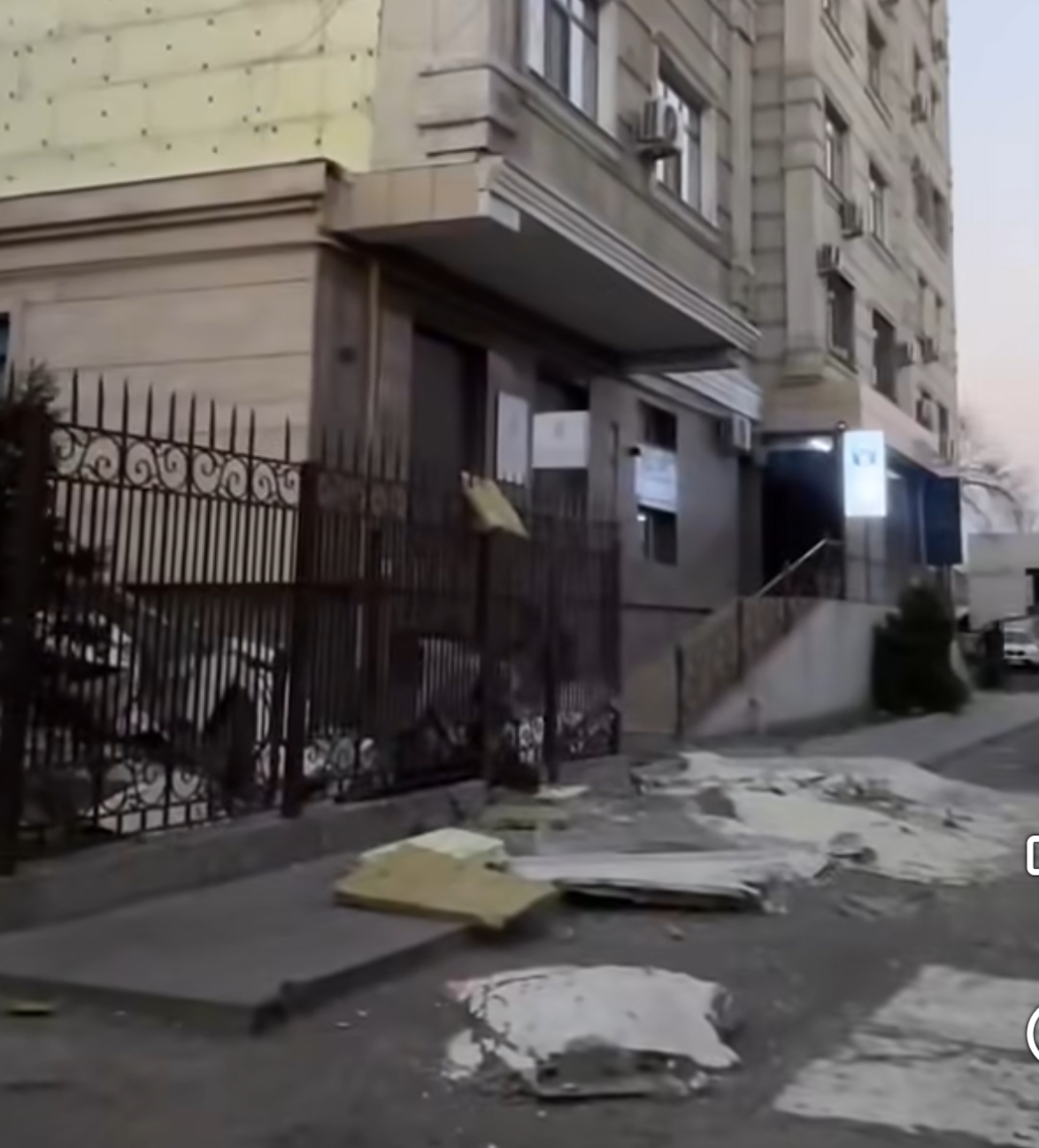 Бишкекте катуу шамалдан улам көп кабаттуу үйдүн шыбагы сыйрылып түштү