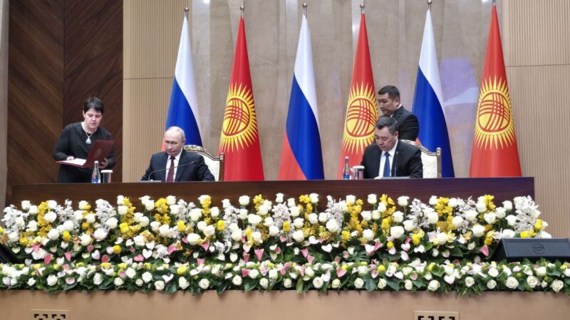 Жапаров менен Путин бир катар эки тараптуу документтерге кол коюшту