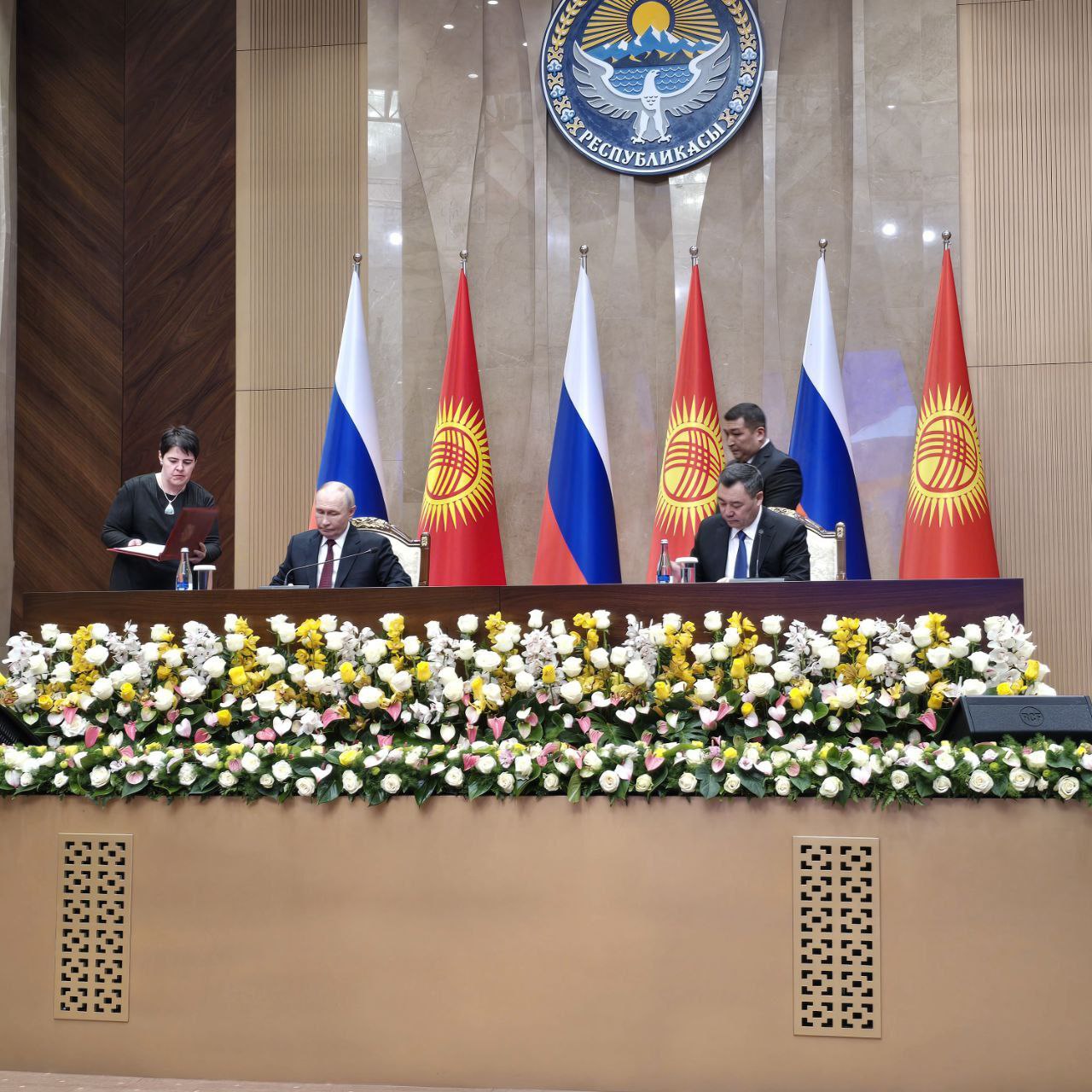 Жапаров менен Путин бир катар эки тараптуу документтерге кол коюшту