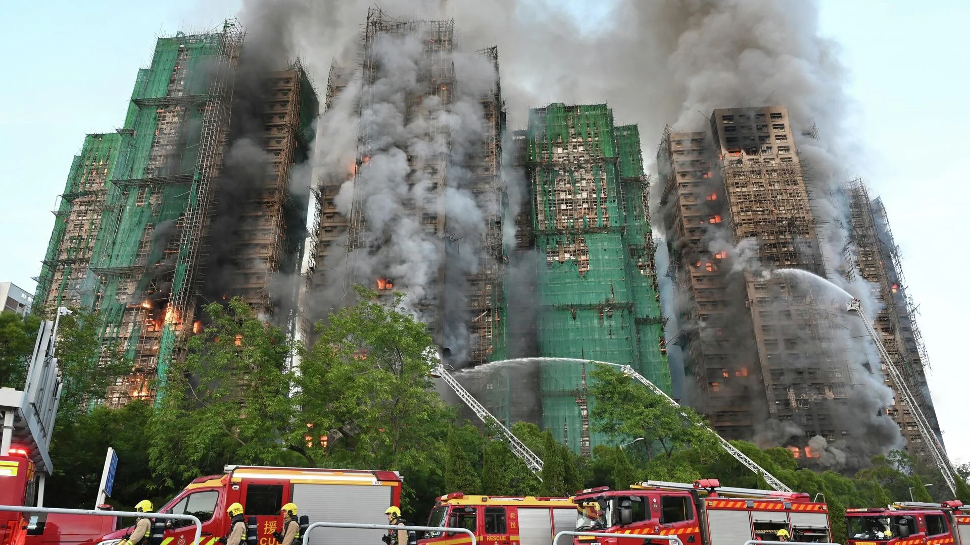 Гонконгдогу көп кабаттуу үйдөн өрт чыгып 44 жаран каза болду, 279у белгисиз