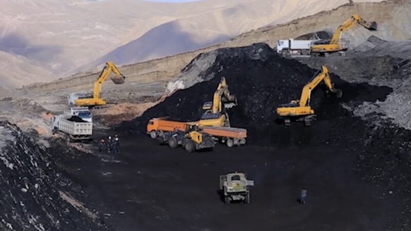 Кара-Кече: Бир суткада 401 унаага 9 миң 579 тонна көмүр жүктөлдү