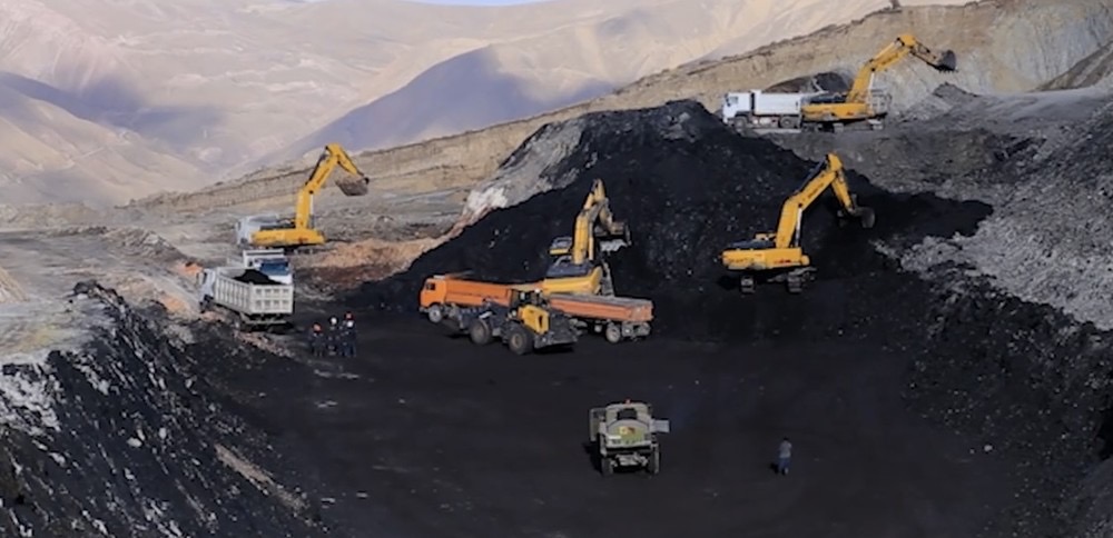 Кара-Кече: Бир суткада 401 унаага 9 миң 579 тонна көмүр жүктөлдү