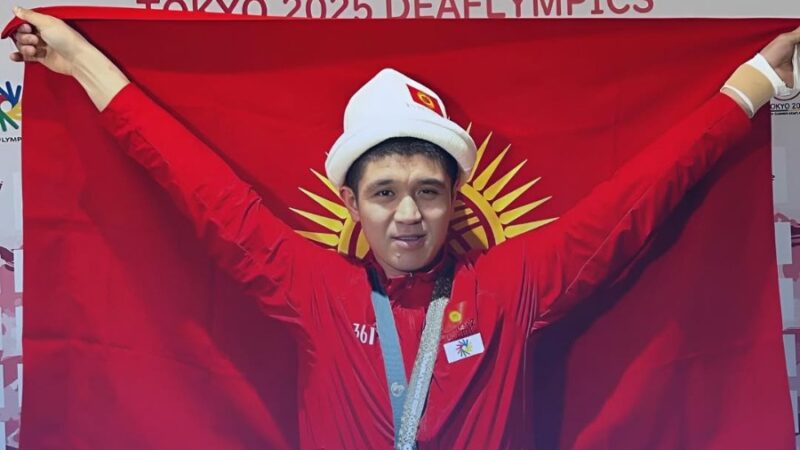 Азамат Мавлонов коло утуп, Сурдлимпиаданын 3 жолку байге ээси болду