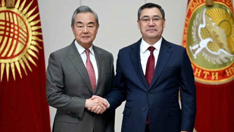 Садыр Жапаров Кытайдын Тышкы иштер министри Ван Ини кабыл алды